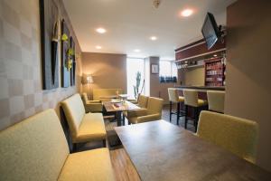 a restaurant with tables and chairs and a bar at Hotel Beau Rivage in Le Vivier-sur-Mer