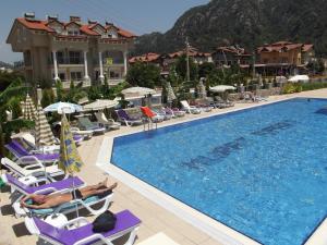 Bazén v ubytování Murat Apart Hotel nebo v jeho okolí