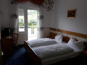 Voodi või voodid majutusasutuse Hotel Lux toas
