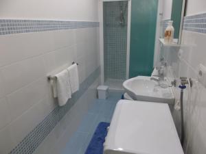 un bagno con un water e un lavandino di Casa Nannina a Minori