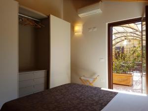 Ένα ή περισσότερα κρεβάτια σε δωμάτιο στο "La Terrazza di Castiglione" APPARTAMENTI VACANZA
