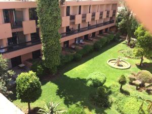 una vista aérea de un patio en un edificio en Chems Hotel en Marrakech