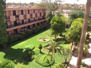 z góry widok na budynek z ogrodem w obiekcie Chems Hotel w Marakeszu
