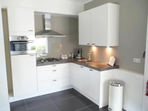 Kuchyň nebo kuchyňský kout v ubytování B&B vakantieappartementen Dalerheugte