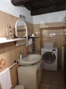 A bathroom at Apartments Cusius and Horta