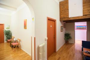 a hallway with a door and a table in a room at Gialel B&B in Rome