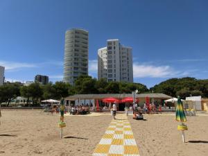 リニャーノ・サッビアドーロにあるResidence Torre Zanierの砂浜(傘付)