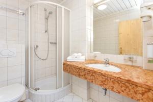 Ett badrum på Hotel Gasthof Zum Kirchenwirt