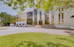 un grand bâtiment avec des fenêtres en verre sur une rue dans l'établissement Apartamento Victoria, à Vilamoura