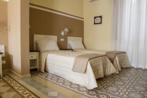pokój hotelowy z 2 łóżkami w sypialni w obiekcie Guest House Domo Florenzia we Florencji