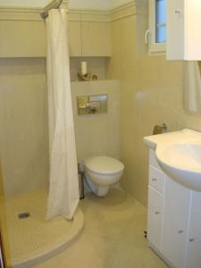 Domki Zacisze في أوستكا: حمام مع مرحاض ومغسلة