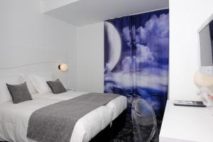 Кровать или кровати в номере Kyriad Prestige Perpignan Centre del Mon +37 фотографий
