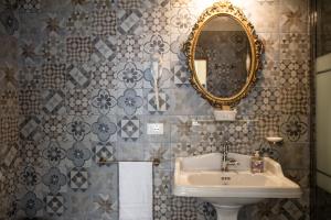 łazienka z umywalką i lustrem w obiekcie Guest House Domo Florenzia we Florencji