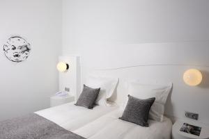 Кровать или кровати в номере Kyriad Prestige Perpignan Centre Gare