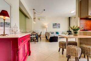 A seating area at Chryssi myHome