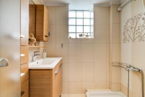 A bathroom at Chryssi myHome Még 32 kép