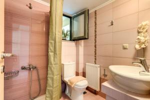 A bathroom at Chryssi myHome