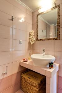 A bathroom at Chryssi myHome