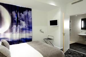 Кровать или кровати в номере Kyriad Prestige Perpignan Centre Gare