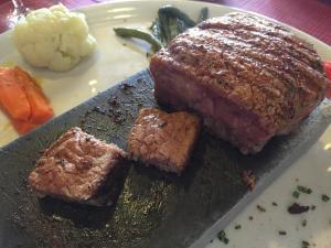 ein Steak auf einem Teller mit Fleisch und Gemüse in der Unterkunft Hotel Post in Sargans