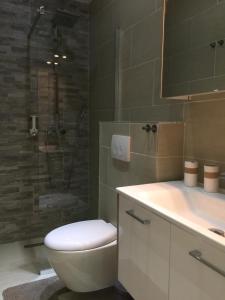 Łazienka w obiekcie Enjoyit Rooms