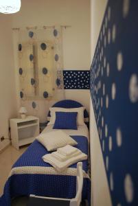 パチェーコにあるLe Gemmeの小さなベッドルーム(青と白のベッド付)