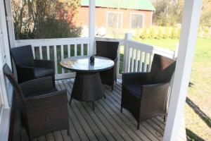 un patio con sedie e un tavolo su un ponte di Purolomat a Merikarvia Altre 6 foto