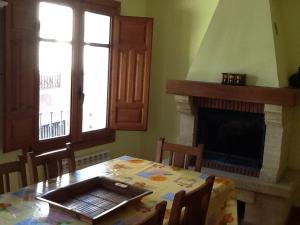 comedor con mesa y chimenea en Casa Rural Peñalba, en Arnedillo
