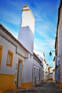 una calle con un edificio blanco con un faro en Bella's House en Évora