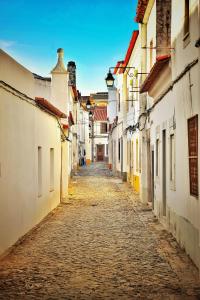 una calle vacía en un viejo pueblo en Bella's House en Évora