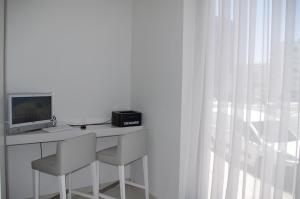 Телевизор и/или развлекательный центр в Kyriad Prestige Perpignan Centre Gare
