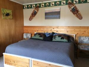 En eller flere senger på et rom på Caribou Lodge Alaska