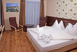Кровать или кровати в номере Ezüsthíd Hotel