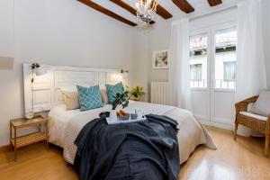 sypialnia z dużym łóżkiem i krzesłem w obiekcie The Estafeta View Apartment w Pampelunie