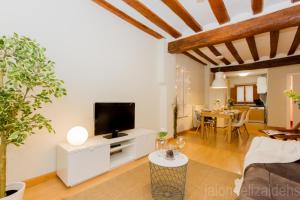 Telewizja i/lub zestaw kina domowego w obiekcie The Estafeta View Apartment