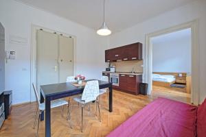 プラハにあるVincent Apartmentのキッチン、ダイニングルーム(テーブル、椅子付)