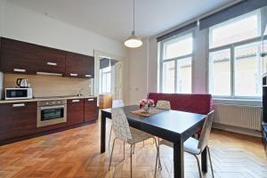 プラハにあるVincent Apartmentのキッチン、ダイニングルーム(テーブル、椅子付)