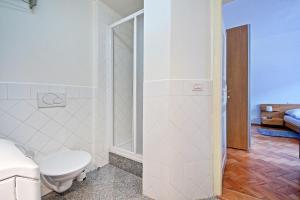 プラハにあるVincent Apartmentのバスルーム(トイレ、シャワー付)