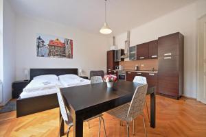 プラハにあるButch Apartmentのキッチン、ダイニングルーム(黒いテーブル、椅子付)
