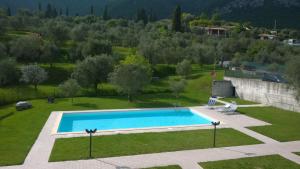 an image of a swimming pool in a yard at Casa Vigole in Toscolano Maderno