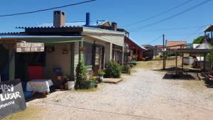 uma rua vazia numa pequena cidade com casas em Maxival Cabañas em Punta Del Diablo