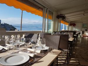 restauracja ze stołem i kieliszkami do wina w obiekcie Hotel Argentum w mieście Vrbnik