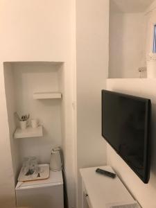 TV a/nebo společenská místnost v ubytování Rilati Old town Palace 1