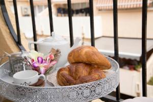 ein Tablett mit Brot, einer Tasse Kaffee und Blumen in der Unterkunft Apartamento playas calpe in Calpe