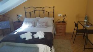 A bed or beds in a room at Alojamientos A Pedra