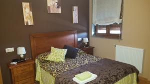 A bed or beds in a room at Alojamientos A Pedra