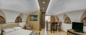 A television and/or entertainment centre at Cuore di Sorrento Suites