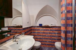 A bathroom at Cuore di Sorrento Suites