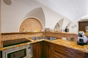 A kitchen or kitchenette at Cuore di Sorrento Suites