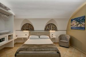 A bed or beds in a room at Cuore di Sorrento Suites
